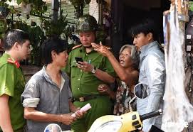 Bí thư thành ủy tp.hcm đinh la thăng vừa lên tiếng về thông tin phó chủ tịch ubnd quận 1 đoàn ngọc hải đang bị xem xét kỷ luật vì xử lý xe của tổng trước đó trong cuộc họp về công tác quản lý trật tự đô thị diễn ra vào ngày 11/3 ông thăng đã có những phát biểu ủng hộ ông đoàn ngọc hải. Báº¯t Cho Tháº£ Rong Ong Ä'oan Ngá»c Háº£i Bá»‹ Chá»§ Nuoi Cho Thoa Máº¡ Chá»­i Bá»›i