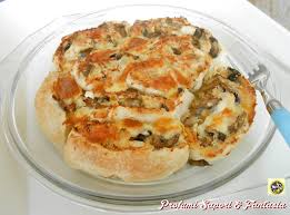 Sos alb, mozzarella, ciuperci, piept de pui. Pasticcio Di Pollo E Funghi In Pasta Sfoglia