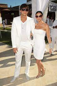 Ashton Kutcher Thanks Wife Mila Kunis And Their Kids For Helping Him Become A Role Model In Touching Speech White Party Attire All White Party Outfits All White Outfit