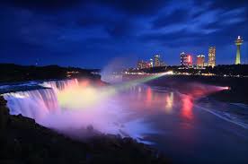 Ursprünglich ein wasserfall, hat der fluss im laufe der jahrmillionen einen weg durch die felsen. Fotos Von Kanada Vereinigte Staaten Niagara Wasserfall 2028x1343