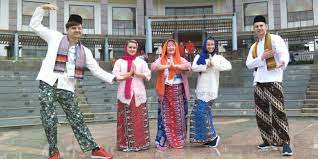 Ada pakaian adat pria, pakaian khusus. Sadariah Pakaian Adat Laki Laki Betawi Halaman All Kompas Com