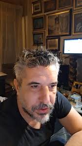 SER POR SER, No quiero, No doy las gracias, Ni pido perdón., Vivo de lo que  hay y me basta., Tú compites, trepas, suplicas., Yo no juego., El sistema  me deja existir, Y es más de lo que mereces., Te ...