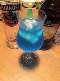 How To Make A Blue Kamikaze Drink - Perfect For Hot Summer Days Blue Kamikaze Kamikaze Cheap Mixed Drinks