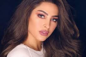 Jun 29, 2021 · شاركت الفنانة الكويتية نورة العميري عبر صفحتها الرسمية في إنستغرام مجموعة من الصور ظهرت فيها بشكل مختلف، حيث اعتمدت قصة الشعر القصير، وقامت بصبغه باللون الأبيض، إضافة لوضعها أكثر من قرط بأذنيها. ÙÙˆØ² Ø§Ù„ÙÙ‡Ø¯ ØªØªØ²ÙˆØ¬ Ù…Ù† Ù…Ù„ÙŠØ§Ø±Ø¯ÙŠØ± ÙˆØ§Ù„Ø´Ø¨ÙƒØ© ÙƒØ§Ø±ØªÙŠÙŠÙ‡ Ø¨Ù…Ù„ÙŠÙˆÙ† Ø¯ÙˆÙ„Ø§Ø± Ø§Ù„Ø¬ Ø±Ù†Ø§Ù„ Ù†ÙŠÙˆØ²