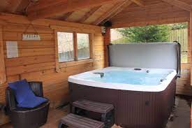 Idyllic traditional log cabin set at the foot of the berwyn mountain range in glorious open countryside with a large hot tub, private veranda and barbeque, perfectly located to try a number of outdoor pursuits such as mountain biking, hiking and white water rafting. Loch Tay Log Cabin Private Hot Tub Sauna Blockhutten Zur Miete In Fearnan Schottland Vereinigtes Konigreich
