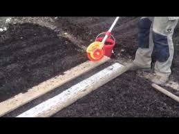 Semer Des Carottes Sans Travail Du Sol Sur Compost De Dechets Verts Semer Des Carottes Jardin Permaculture Dechets Verts