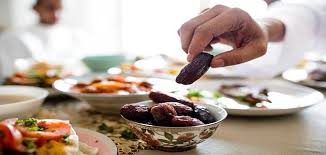 فإن كان الإفطار في شهر رمضان سببه الجماع، فيجب قضاء اليوم وتجب الكفارة وهي عتق رقبة فإن لم يستطع فصيام شهرين متتابعين. Ø¯Ø¹Ø§Ø¡ Ø¨Ø¹Ø¯ Ø§Ù„Ø¥ÙØ·Ø§Ø± ÙÙŠ Ø±Ù…Ø¶Ø§Ù† Ù…Ù‚Ø§Ù„