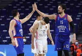 Türk spor tarihinde avrupa kupası kazanan ilk takım olmayı 1996 yılındaki koraç kupası. Anadolu Efes Fenerbahce Storm Into Thy Euroleague Playoffs Daily Sabah