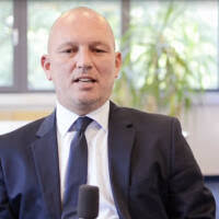 Alexander Riedl Senior Manager, Training“Man sollte offen auf Menschen  zugehen und Spaß mit ihnen haben.” Alexander Riedl ist bei McDonalds für  die Personalentwicklung und die Lehrlingsausbildung zuständig. Das Coolste  daran? “Menschen eine