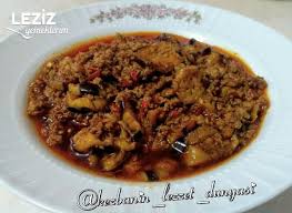 Yukarıda saydığımız malzemeleri hazırladıysanız, sıra geldi yemeğimizin yapımına. Tencerede Patlican Musakka Muhtesem Lezzet Leziz Yemeklerim