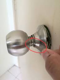 Ada yang membiarkannya saja sebab tiada kemahiran nak menggantikannya. Cara Tukar Tombol Pintu Yang Rosak Kemahiran Asas Wajib Tahu Bila Duduk Rumah Sendiri Vanilla Kismis