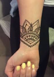 The popularity of henna tattoo designs is increasing and getting mixed with different cultures. Henna Designs Henna Tattoo Simple Henna Designs Beautiful Henna Designs Henna Tattoo Designs Henna Art Henna Des Tatouage Au Henne Tatouage Henne Henne Poignet