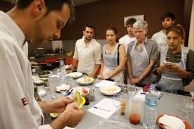 En la escuela de cocina camba, te ayudamos a comenzar tu carrera profesional en la cocina, formándote con reconocidos chefs en ¿qué opinan de nuestra escuela? Los 10 Mejores Talleres De Cocina De Barcelona