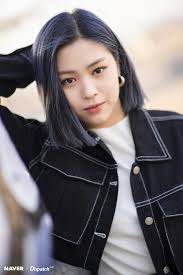 When haechan noticed that his screen was in view of the camera, he hurried to . Itzy Itzme Lia Ryujin Yeji Chaeryoung Yuna Hairstyle Pretty Celebrities Girl