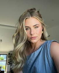 Eloise Leon's Instagram, Twitter & Facebook