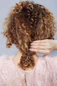 Vous avez envie de volumiser votre chevelure sans avoir à définitivement tirer un trait sur votre longueur ? 3 Tutos De Coiffures Pour Cheveux Boucles