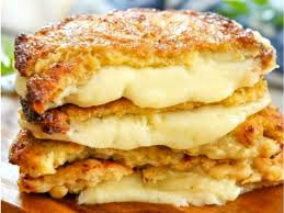Este plato consiste en cocinar la coliflor y cubrirla con un aceite aromatizado coliflor y champiñones pero de una forma diferente, hechos al graten con una simple mezcla de pan, mantequilla y queso, ideal para comer sólo o servir. Recetas Con Coliflor Sencillas Cocinadelirante