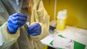 Als mensen vooraf negatief testen op het coronavirus kunnen zij een kaartje voor een concert of wedstrijd kopen. Preventief Testen Voor Toegang Wie Betaalt De Rekening Nos