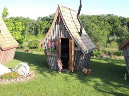 Un Menuisier Americain Aux Talents D Artiste S Inspire D Un Conte De Fees Pour Fabriquer Des Tiny Houses En Bois Conte De Fee Petite Maison Cabane Jardin