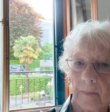 Hi Byng Family, would any of you be able to help me out at all by  identifying anyone in this mystery photo... I feel I should know but I'm  proper stumped by