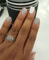 Gelnagel Kurz In Grau Weiss Und Glitter Akzent In 2020 Nagel Selbstgemacht Kurze Gelnagel Nagel Gel