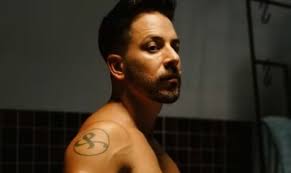 Cantor Junior Lima sofre ataques de homofobia mesmo se dizendo 'espada'