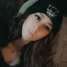 Alexis Palmer's Instagram, Twitter & Facebook