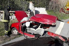 Dalle prime ricostruzioni sembra che i quattro stessero tornando a casa. Tremendo Incidente A Guidonia Tra Due Auto Una Si Disintegra Gravissimi I Conducenti