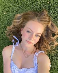 Hallie Pettit's Instagram, Twitter & Facebook