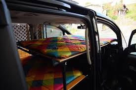 結構狭い上段 車中泊 ベッド 車 ヴォクシー