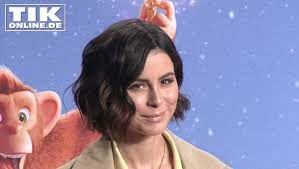 Die professionellen medizinischen masken sind momentan knapp und wir wollen sie dem medizinischen personal auf keinen fall wegnehmen! Lena Meyer Landrut Zeigt Bauch Und Plaudert Uber Schauspielplane Wunder Und Liebe Tikonline De