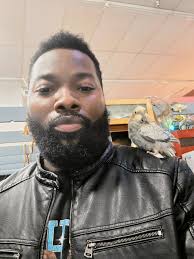 Came to the pet store and made a new little buddy 🐦