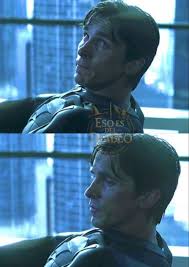 Me dijo: “Desnúdate”. Y yo, ingenuo, no pensé en piel. Le hablé de Bruce  Wayne, de cómo, entre lágrimas, le confiesa a Alfred que Rachel lo iba a  esperar. Le conté que