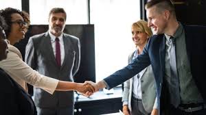 El agente inmobiliario es el punto de encuentro entre dos partes, es decir, un intermediario. De Ce Sa Lucrezi Cu O Agentie Imobiliara Blog Napoca Imobiliare