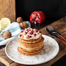 I blinis sono delle deliziose crespelle salate di origine russa, piccole e piuttosto morbide e gonfie, venivano originariamente preparate alla fine i blinis sono un'idea sfiziosa per un antipasto originale e in questa ricetta li proponiamo con panna acida aromatizzata con aneto, salmone affumicato e. Blinis Con Panna Acida Ricetta Dissapore