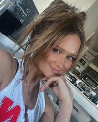 I know slick back clean styles are in but messy hair will forever be my  favorite