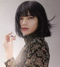 Definitivamente Lisa con cabello corto luciendo Bella