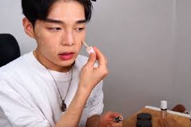 Untuk mendapatkan wajah v jika masih remaja, kemungkinan hidung masih akan tumbuh dan berubah bentuk. 7 Produk Perawatan Kulit Korea Untuk Kaum Pria