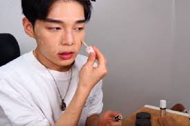 Langkah terakhir dari perawatan wajah ala korea adalah menggunakan krim malam sebelum tidur. 7 Produk Perawatan Kulit Korea Untuk Kaum Pria