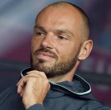 ❗Heiko Westermann ataungana na Hansi Flick kama kocha msaidizi na mfasiri  wake. mchezaji huyo wa zamani Real Betis na Ajax anaongea kihispania kwa  ufasaha. [@tjuanmarti]