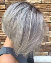 En dépit de ce que l'on peut souvent lire ou entendre ici ou là, oubliez les mèches blondes sur vos cheveux roux, sauf si vous avez les cheveux blonds vénitiens naturellement ! 48 Inspirations Et Idees De Coiffure Pour Cheveux Gris Couleur Cheveux Court Coiffures Cheveux Gris Coupe De Cheveux