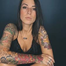 Mirrors always tell the truth [cit.]⚜️ • #portrait #photography  #picoftheday #mirror #selfie #tattooed