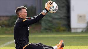 2020 with my loves , los amo 😍 ️ ️ #fpkto 🎇🎆 Galatasaray Goalkeeper Resumes Training After Injury