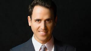 Master Mentalist Oz Pearlman's Tips to Work a Room