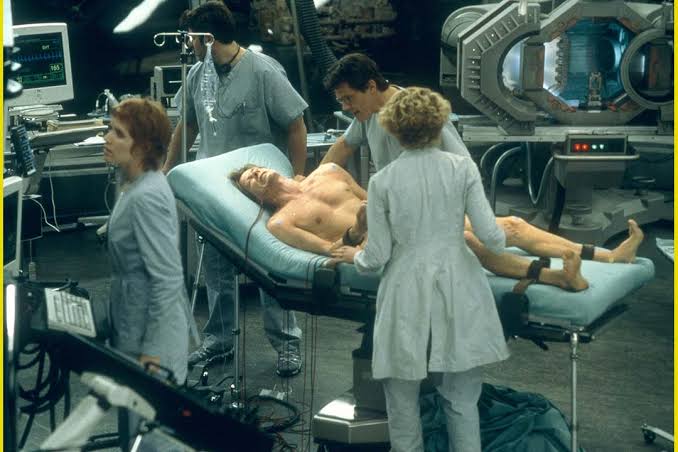 Hollow Man: Kevin Bacon, Paul Verhoeven Riff on Invisible Man is Still Great