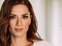 Η βάσω λασκαράκη παντρεύτηκε για δεύτερη φορά με τον λευτέρη και ήταν μία κούκλα. H Basw Laskarakh Egine 3an8ia Des To Neo Hair Look Ths Omorfia Eidhseis