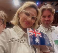 Midnight. One week & a bit after the CYNDI show in Bris. Does it matter I'm  a week late? Yeah who cares. 'Cos the greats don't date anyway, and since  this is