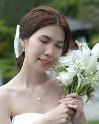 化妝菇- 每次為新娘化妝，都像陪伴一位好友出嫁。👭🏻 雖只相處短短幾次，卻能認識到她最親密的人💕，見證最重要的時刻。  這種奇妙的緣分，讓我能懷著滿滿的祝福，親手為她打扮成最美的新娘。 Makeup & Hair: Mi Chan 🍄1對1個人化妝班招生中