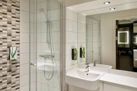 El hotel premier inn kensington ofrece habitaciones familiares y servicio de negocios 24 horas. Premier Inn London Kensington Earl S Court Hotel In London 11 Knaresborough Place Restaurants Other In London Opendi London