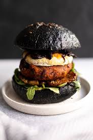 Black Burger Vegetarien Recette Food Amoureux Voyageux En 2020 Frite De Patate Douce Burger Vegetarien Recette